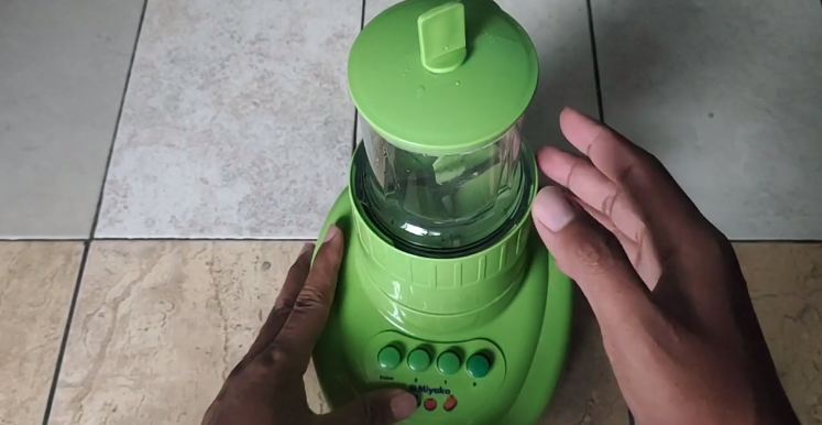 Bukan pakai cangkang telur, ini trik mengasah pisau blender agar tajam modal 1 bahan dapur
