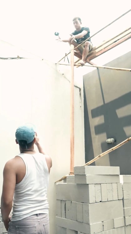 Fadly Faisal jadi kuli bangunan © Instagram