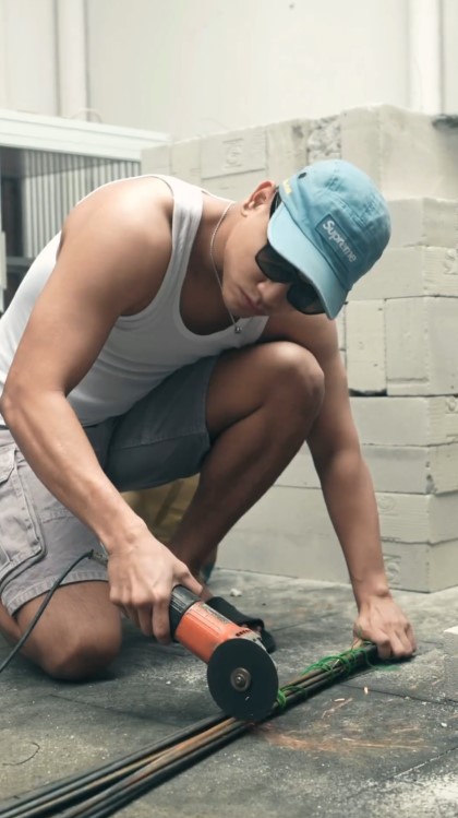 Fadly Faisal jadi kuli bangunan © Instagram