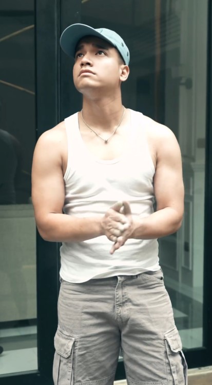 Fadly Faisal jadi kuli bangunan © Instagram