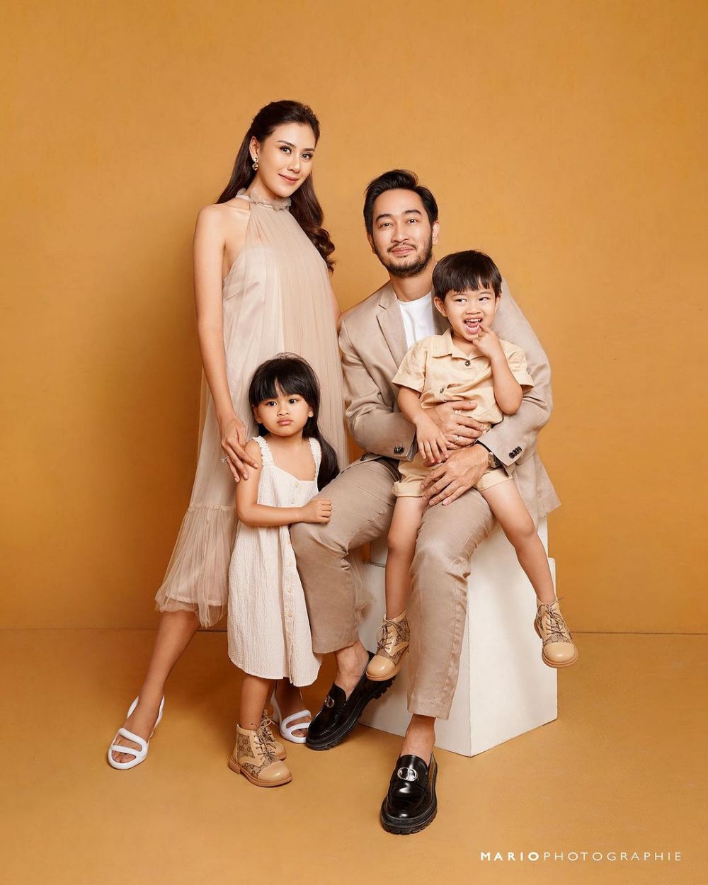 Gaya pemotretan Jeje Govinda bareng istri Instagram