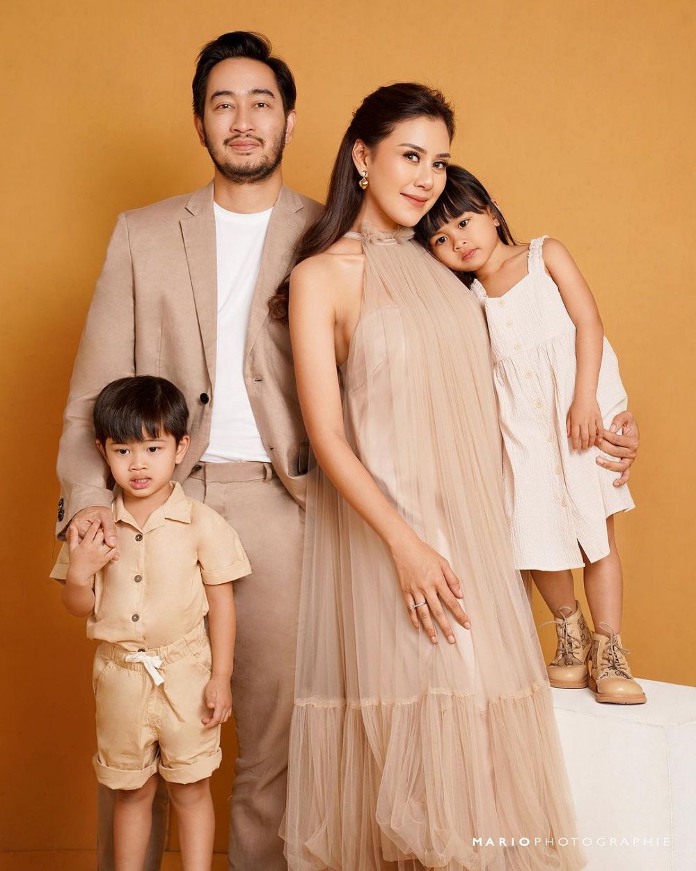 Gaya pemotretan Jeje Govinda bareng istri Instagram