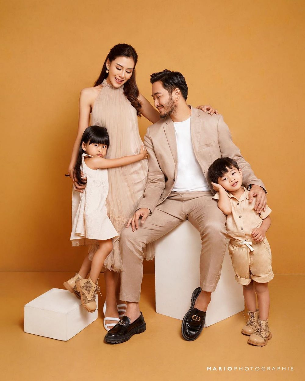 Gaya pemotretan Jeje Govinda bareng istri Instagram