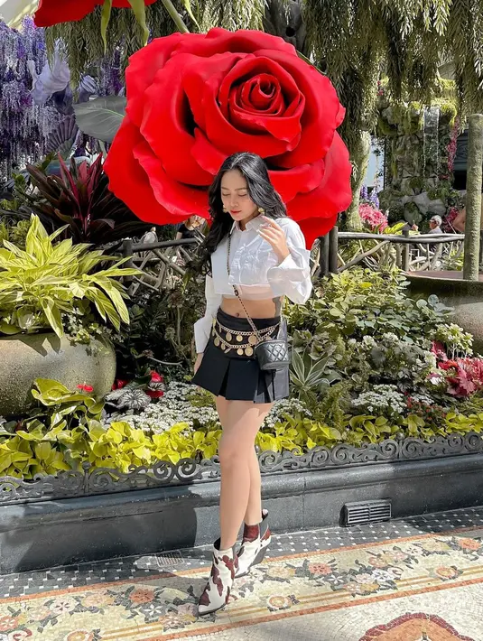 gaya Rachel Vennya pakai busana nyentrik ini bikin salfok Instagram