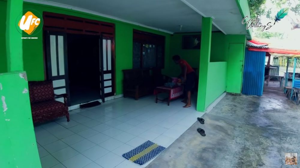 rumah Arie Untung masa kecil vs sekarang © YouTube rumah Arie Untung masa kecil vs sekarang © YouTube