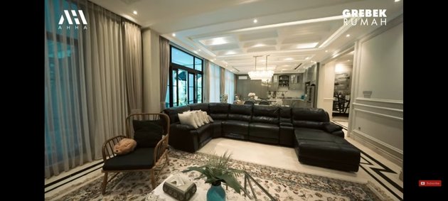 rumah Arie Untung masa kecil vs sekarang © YouTube