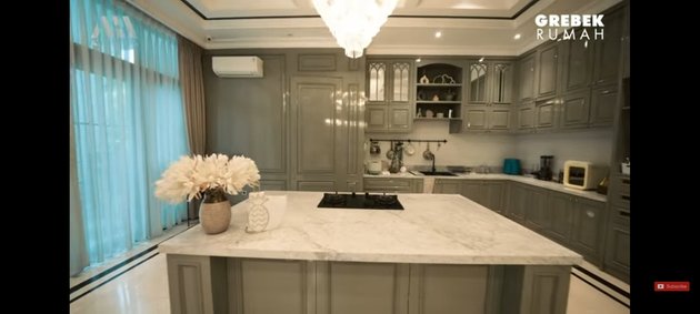 rumah Arie Untung masa kecil vs sekarang © YouTube