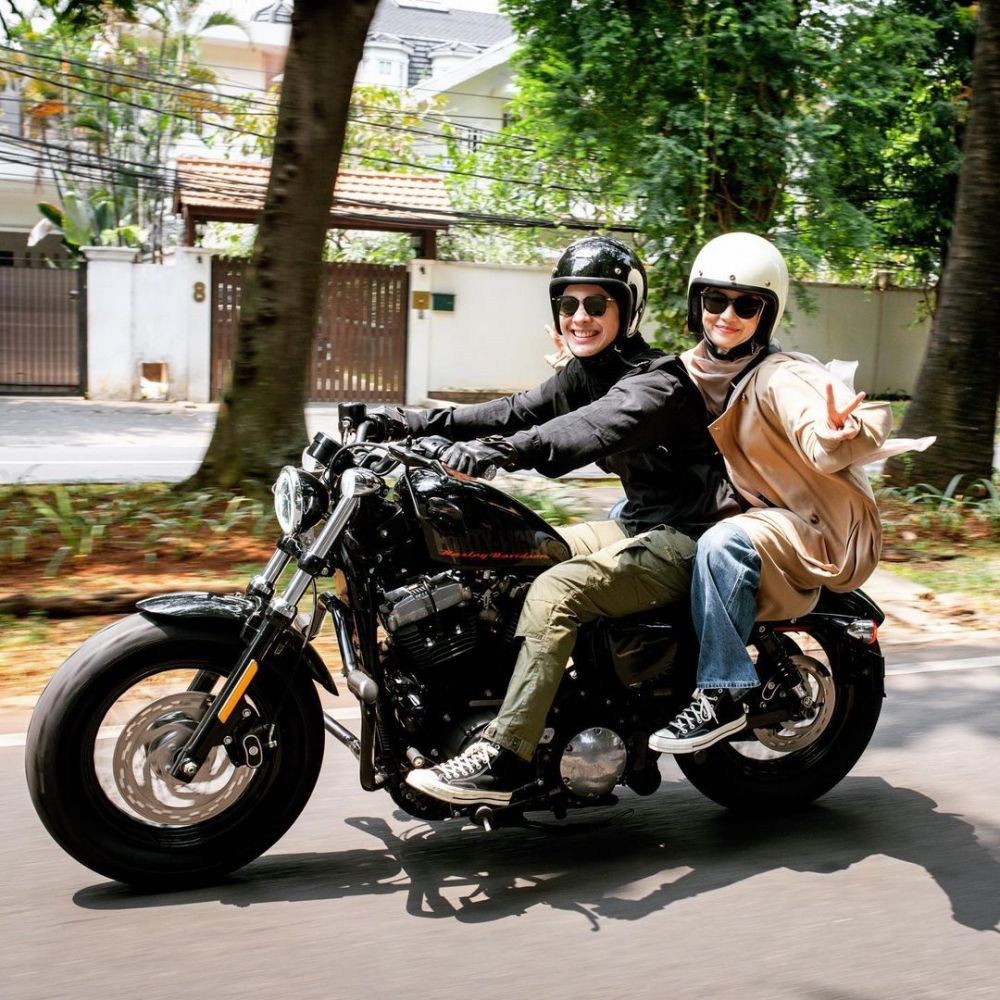 natasha rizky dibonceng naik moge © 2023 brilio.net