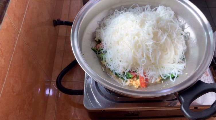 Tanpa direbus, ini cara bikin bihun goreng semakin lezat, tidak menggumpal, dan antilengket di wajan