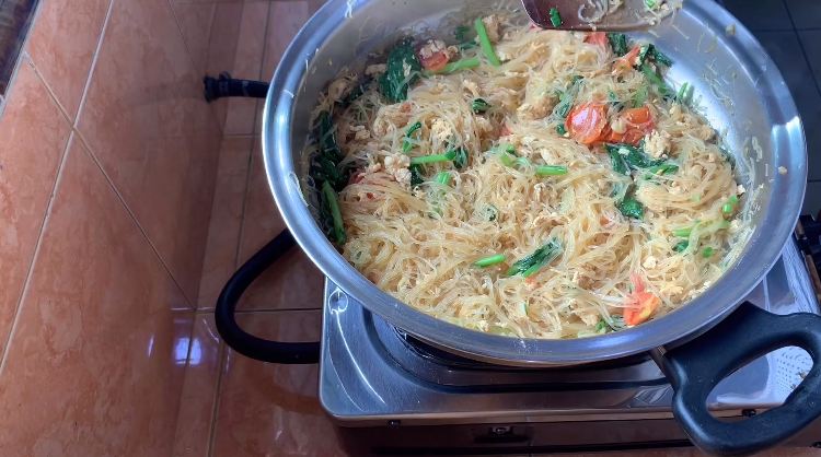 Tanpa direbus, ini cara bikin bihun goreng semakin lezat, tidak menggumpal, dan antilengket di wajan