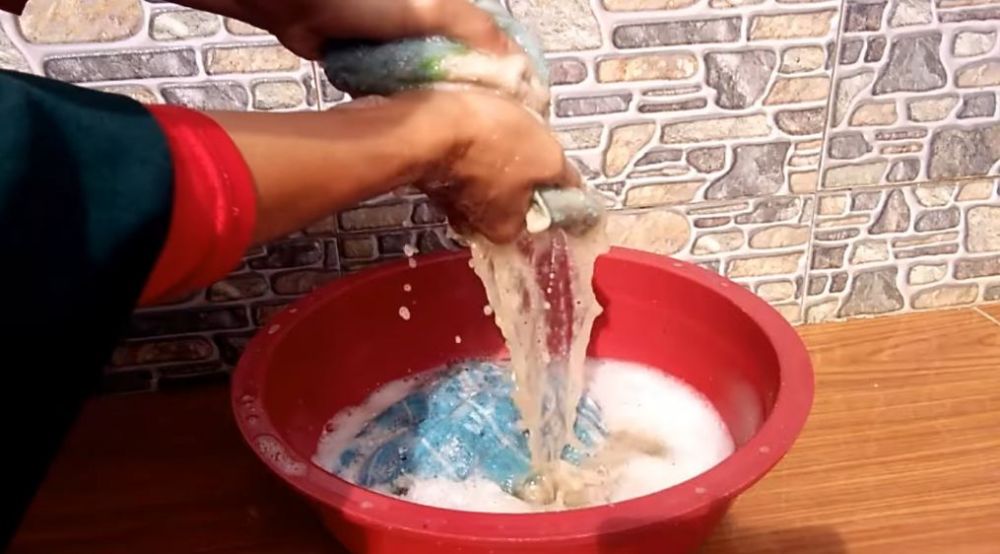 Cukup tambah 1 bahan dapur, begini cara mencuci kain lap dapur dekil dan bau