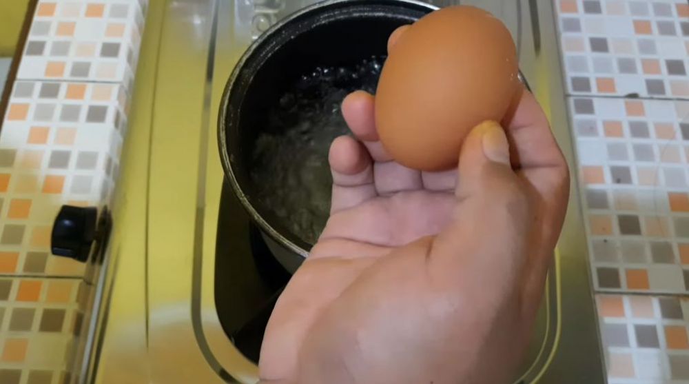 Tanpa bahan tambahan, ini cara merebus telur agar tak overcooked dan kuningnya tetap cantik di tengah
