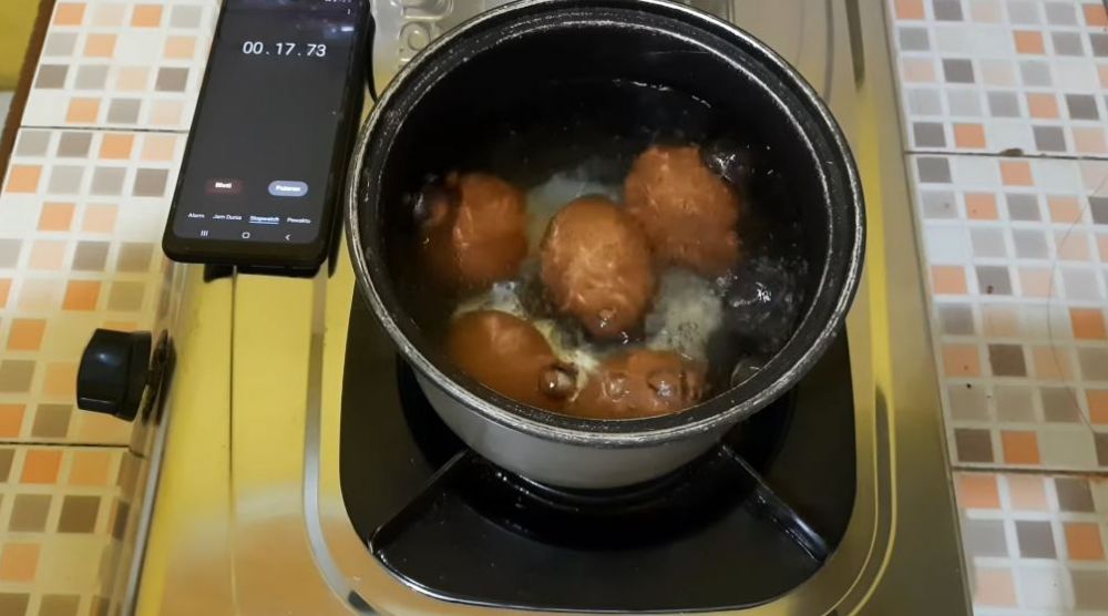 Tanpa bahan tambahan, ini cara merebus telur agar tak overcooked dan kuningnya tetap cantik di tengah