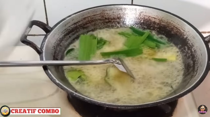 Tanpa diberi tepung, ini trik jernihkan dan hilangkan bau tengik minyak goreng