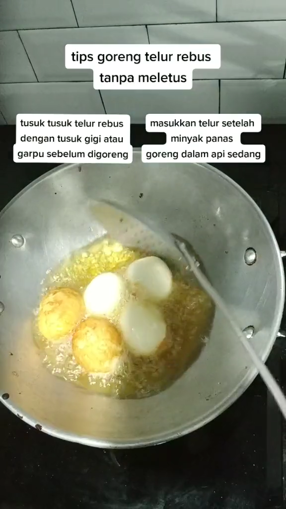 Trik mudah menggoreng telur rebus biar hasilnya berkulit dan antimeletus, cuma pakai 1 alat sederhana