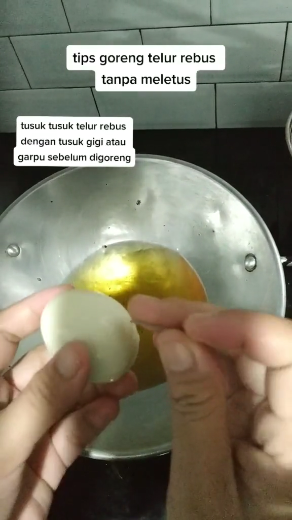 Trik mudah menggoreng telur rebus biar hasilnya berkulit dan antimeletus, cuma pakai 1 alat sederhana