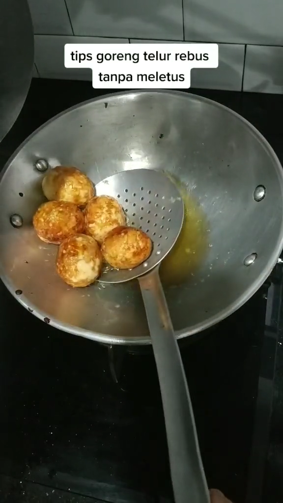 Trik mudah menggoreng telur rebus biar hasilnya berkulit dan antimeletus, cuma pakai 1 alat sederhana