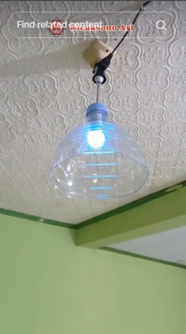 Aksi pria tunjukkan fungsi lain galon bekas ini kreatif banget, kerennya bikin melongo