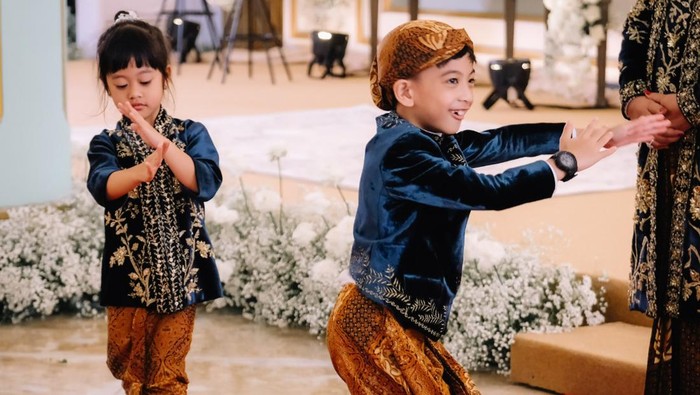 Potret anak seleb ikut ke kondangan ini bikin gemes © 2023 brilio.net