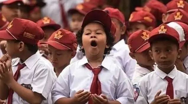 Pemandangan saat upacara bendera ini relate abis Berbagai sumber