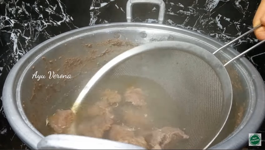 Tanpa daun salam atau baking soda, ini trik rebus daging sapi agar cepat empuk pakai 1 bahan dapur