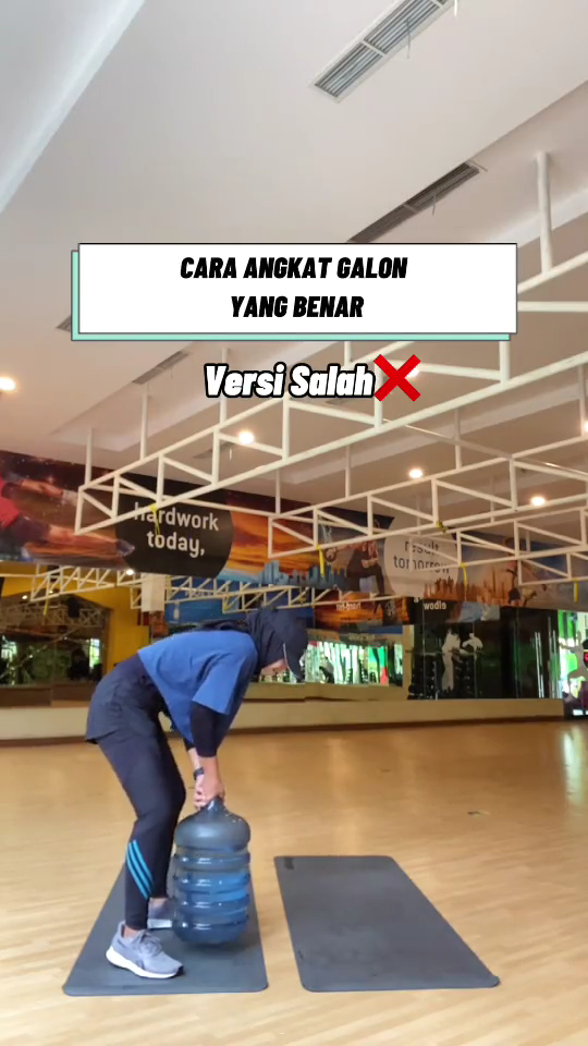 Jangan keliru, begini trik angkat galon agar tak bikin pinggang keseleo dan saraf kejepit