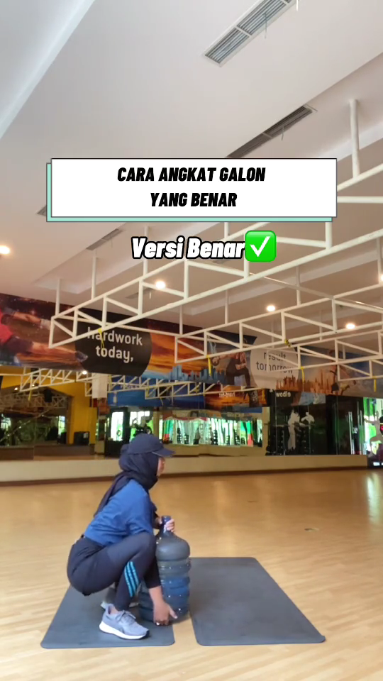 Jangan keliru, begini trik angkat galon agar tak bikin pinggang keseleo dan saraf kejepit