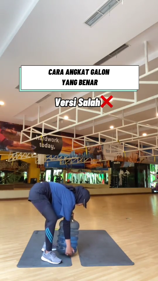 Jangan keliru, begini trik angkat galon agar tak bikin pinggang keseleo dan saraf kejepit