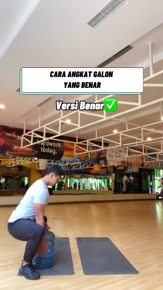 Jangan keliru, begini trik angkat galon agar tak bikin pinggang keseleo dan saraf kejepit