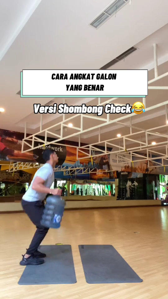 Jangan keliru, begini trik angkat galon agar tak bikin pinggang keseleo dan saraf kejepit