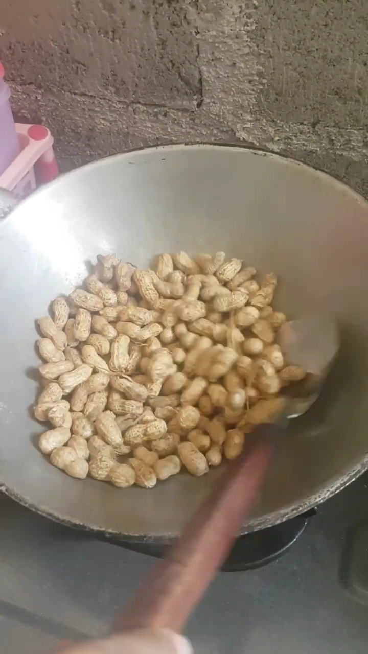 Tanpa minyak atau direbus dulu, ini cara masak kacang tanah agar hasilnya gurih dan renyah tahan lama