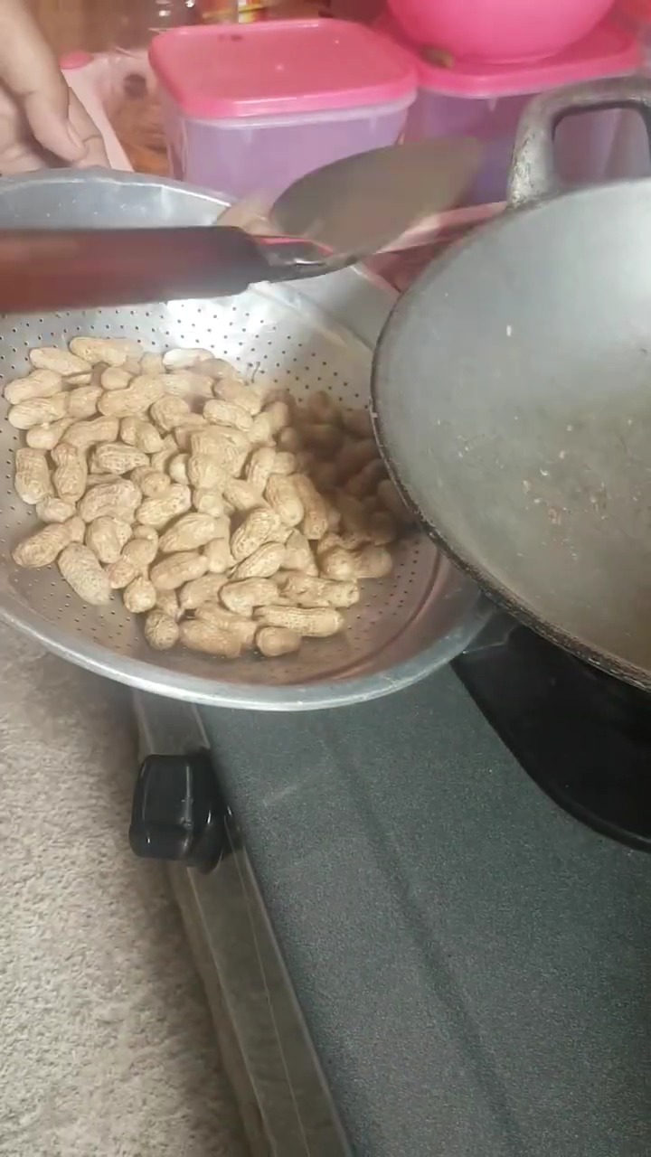 Tanpa minyak atau direbus dulu, ini cara masak kacang tanah agar hasilnya gurih dan renyah tahan lama