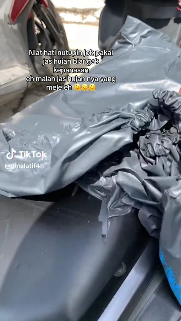 Jas hujan meleleh akibat panas matahari © TikTok