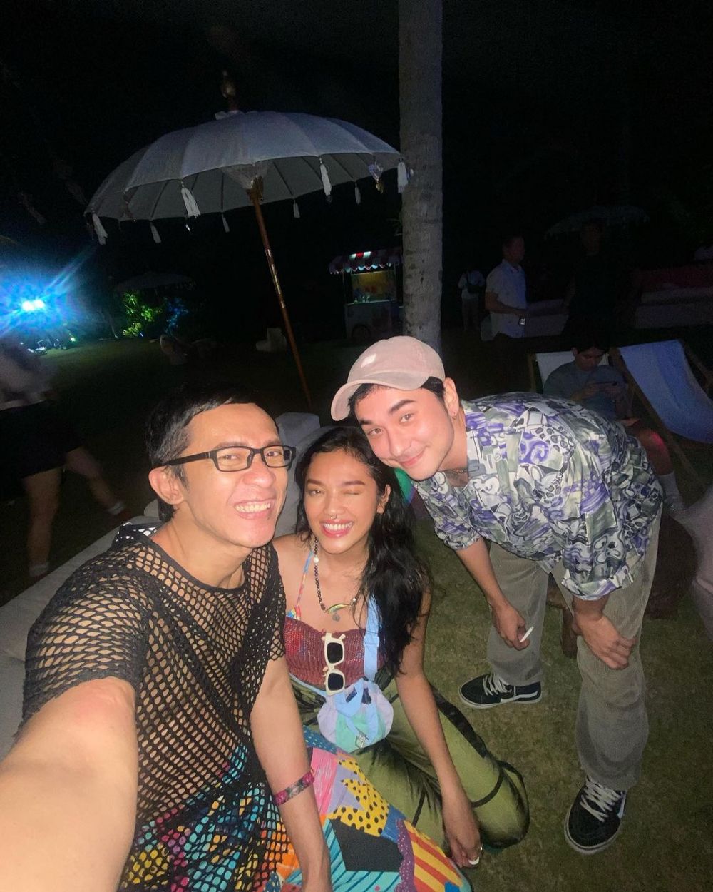 gaya nyentrik Aming saat hadir di ulang tahun Luna Maya © 2023 brilio.net gaya nyentrik Aming saat hadir di ulang tahun Luna Maya © 2023 brilio.net