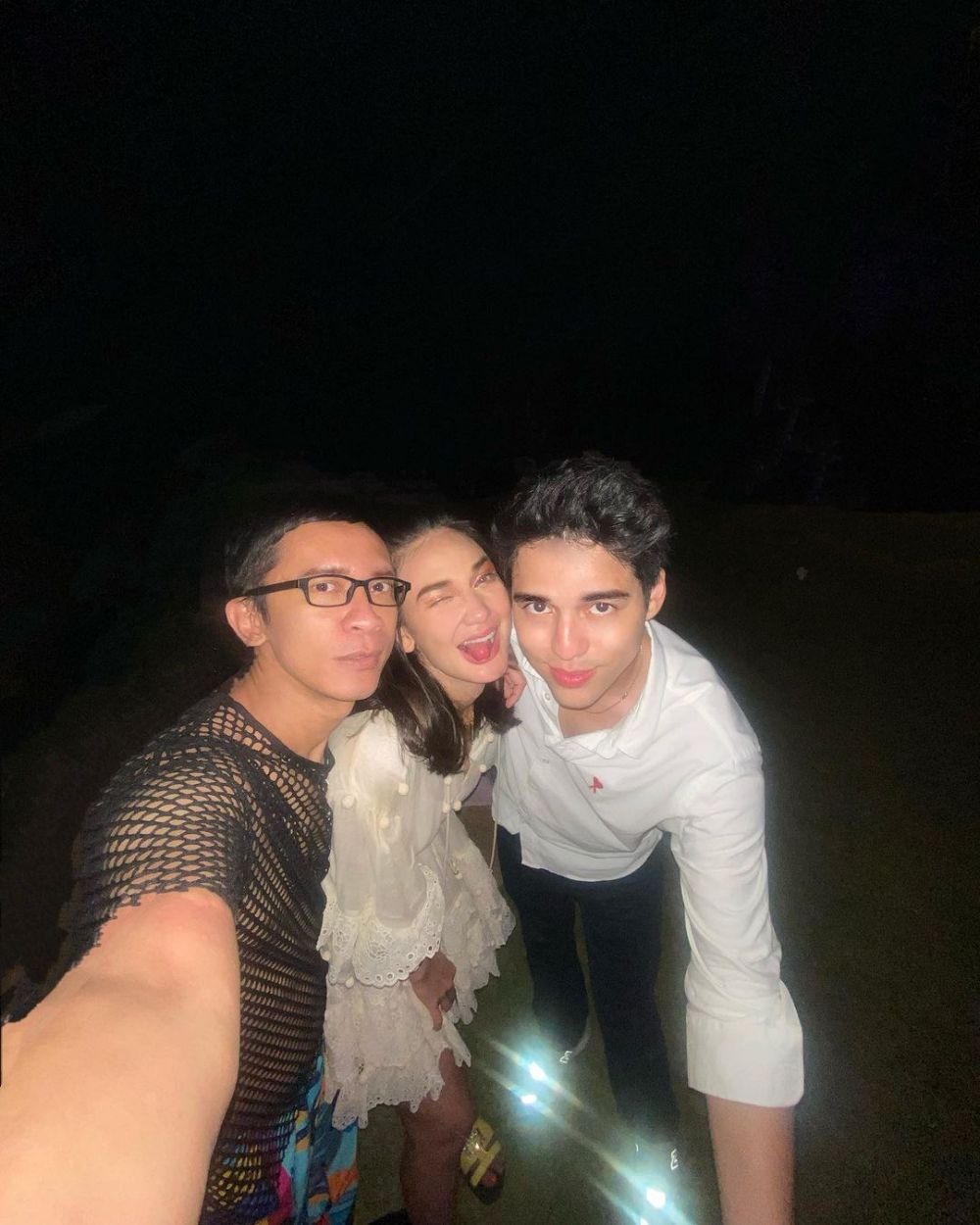 gaya nyentrik Aming saat hadir di ulang tahun Luna Maya © 2023 brilio.net gaya nyentrik Aming saat hadir di ulang tahun Luna Maya © 2023 brilio.net