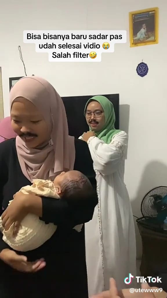 Salah pakai filter saat dokumentasi akikah © TikTok