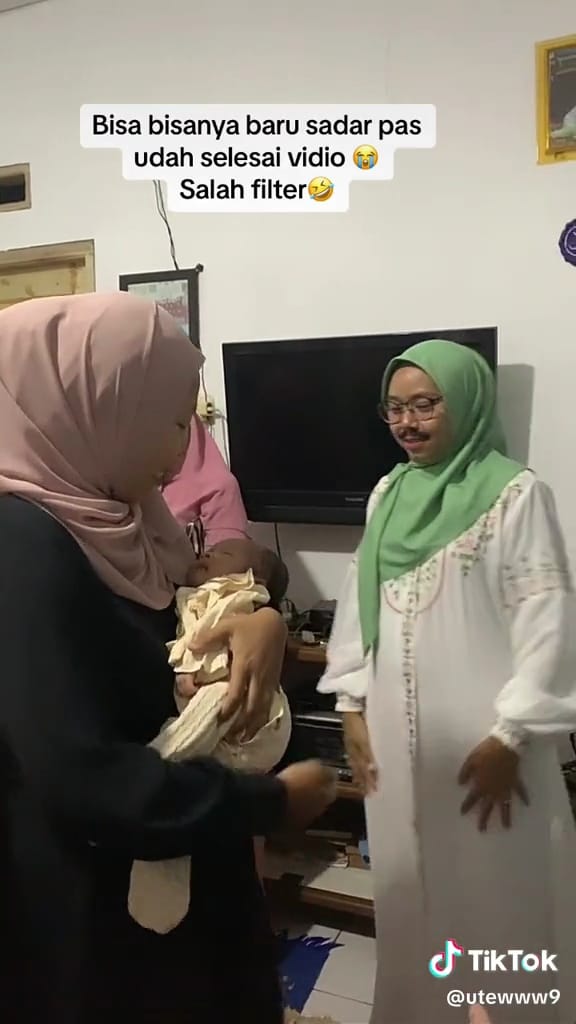 Salah pakai filter saat dokumentasi akikah © TikTok