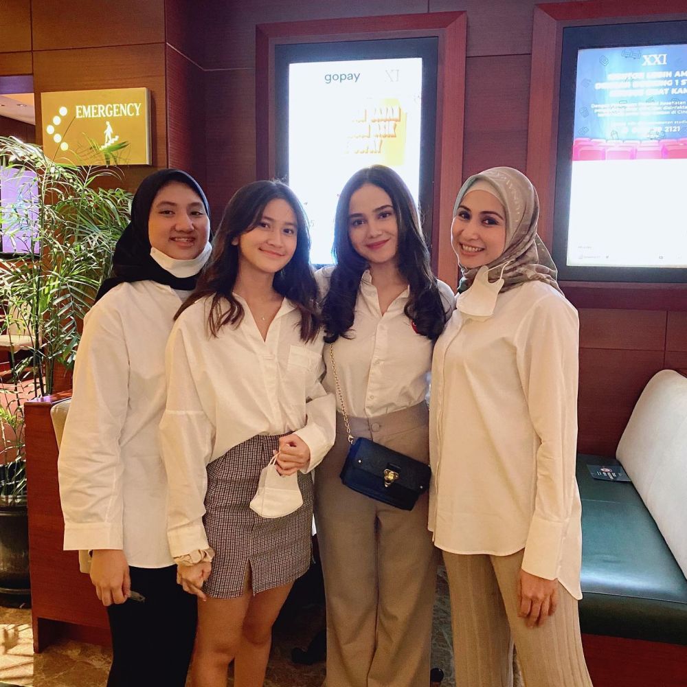 kedekatan deswita dengan anak sambung © berbagai sumber