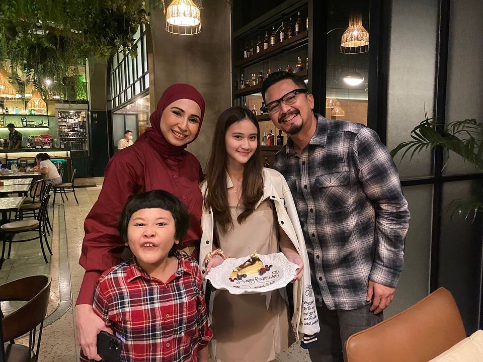 kedekatan deswita dengan anak sambung © berbagai sumber