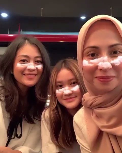 kedekatan deswita dengan anak sambung © berbagai sumber