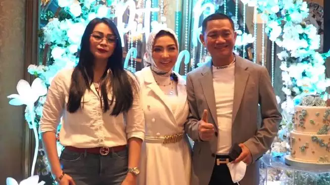 11 Seleb ini tunjukkan keakraban dengan mantan istri suami, tak canggung rayakan ultah bareng