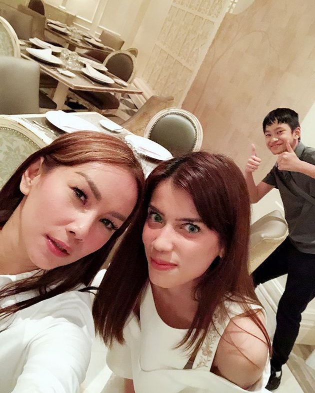 11 Seleb ini tunjukkan keakraban dengan mantan istri suami, tak canggung rayakan ultah bareng