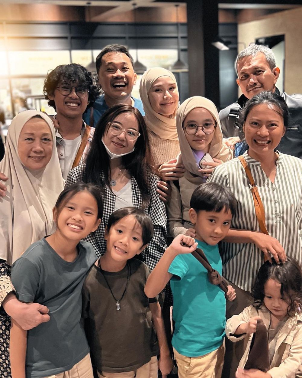 11 Seleb ini tunjukkan keakraban dengan mantan istri suami, tak canggung rayakan ultah bareng