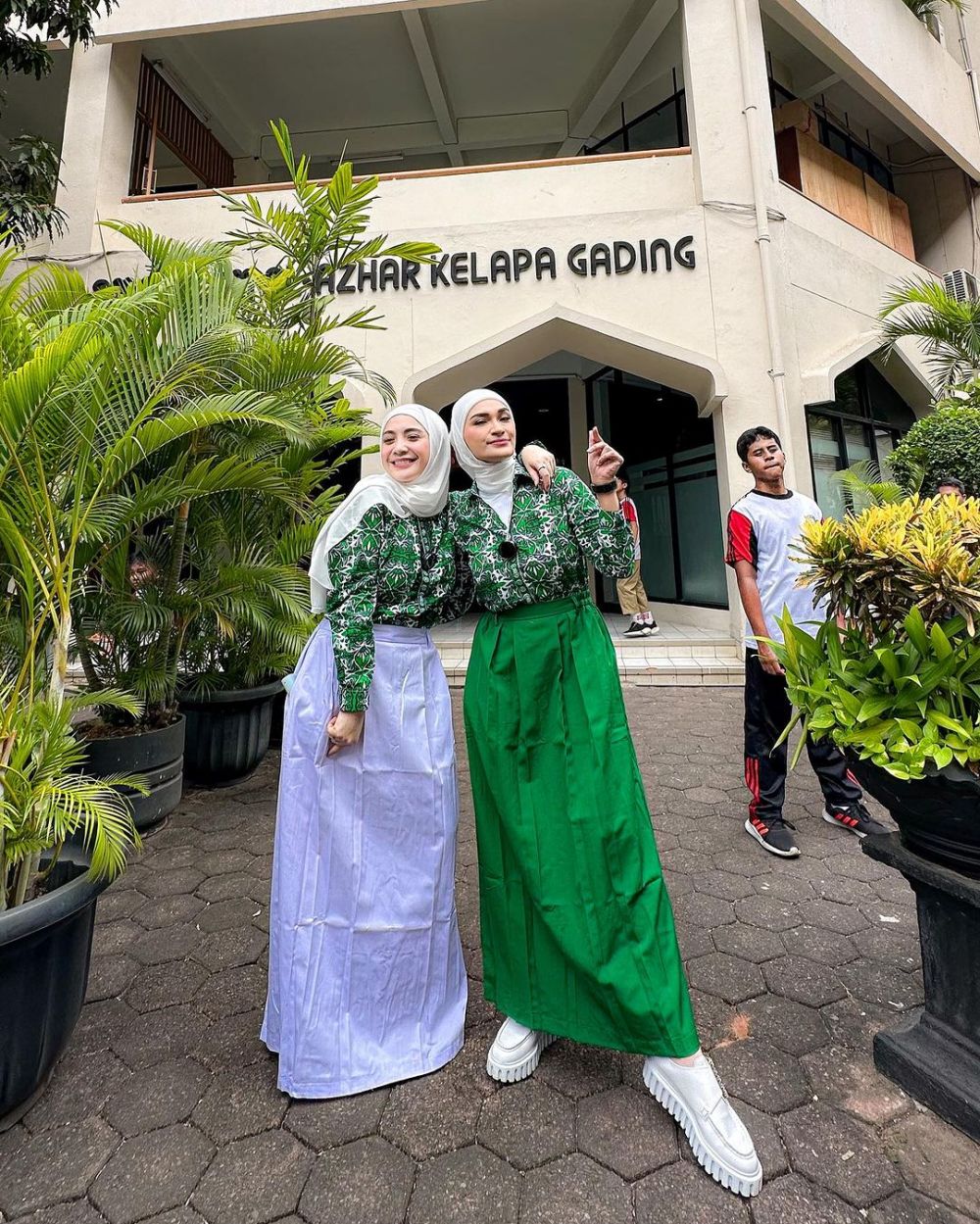  potret penyanyi cosplay pakai seragam sekolah curi atensi © berbagai sumber