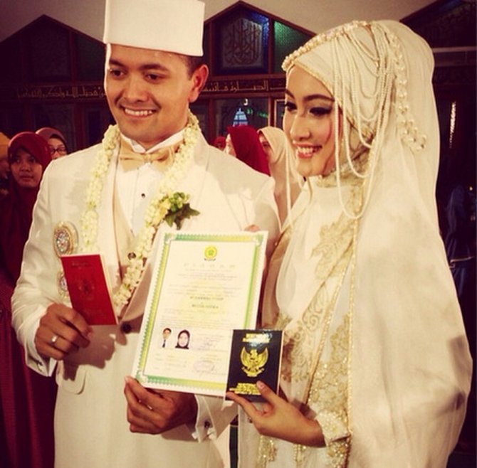 gaya seleb pakai busana pengantin syari © 2023 brilio.net