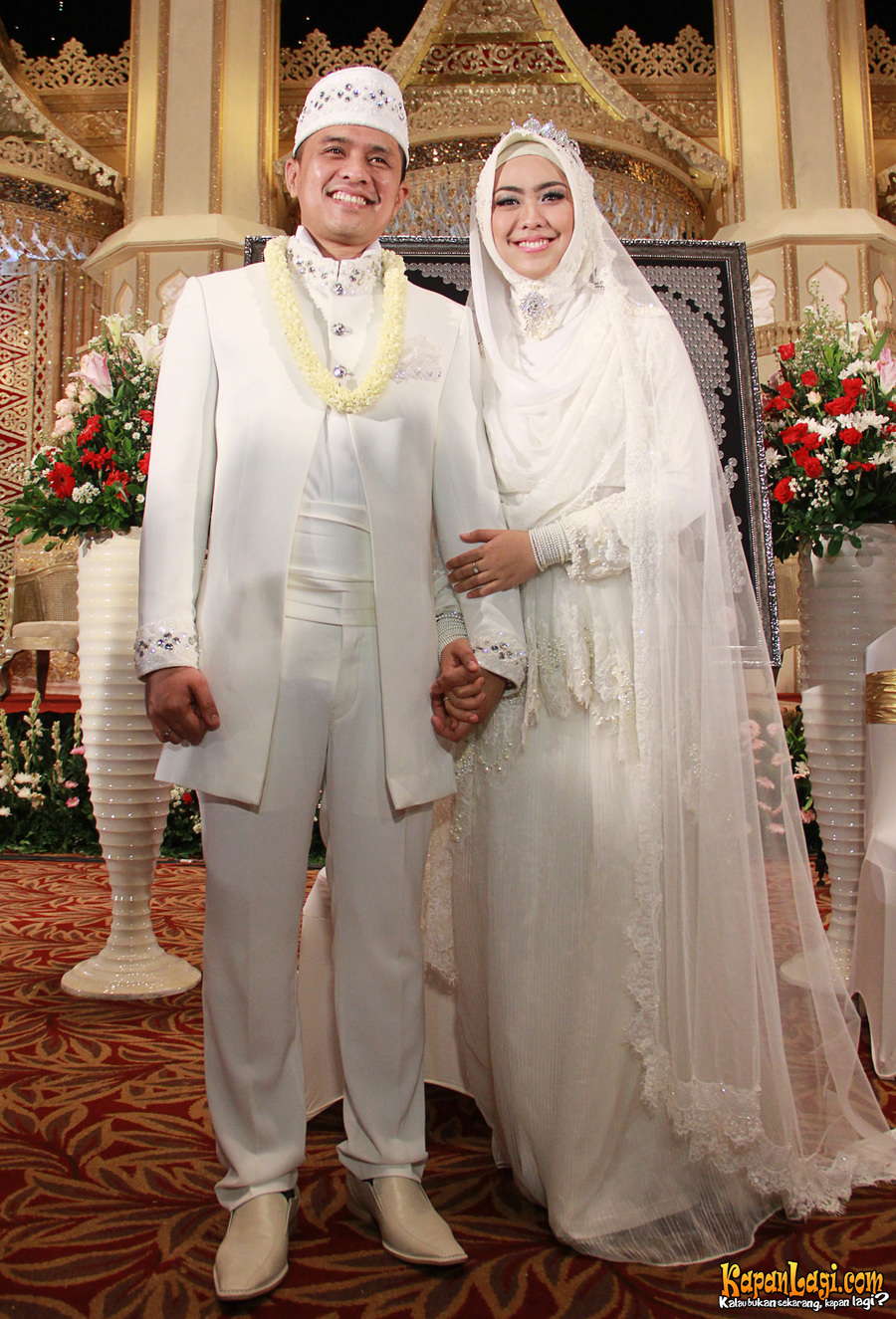 Gaya 7 seleb cantik menikah kenakan busana hijab syari, aura pengantinnya tetap terpancar