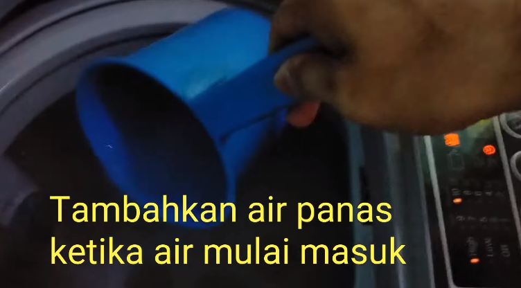 Tanpa perlu dibongkar, begini cara membersihkan lumut di mesin cuci pakai 2 bahan dapur