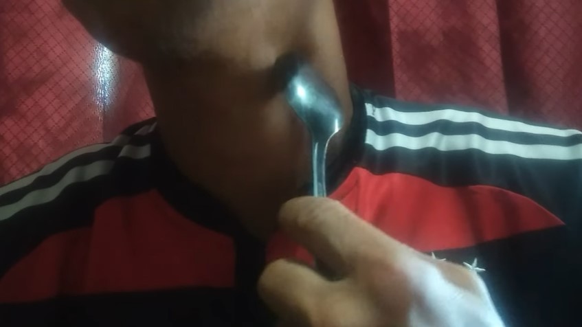 Trik mengeluarkan duri ikan nyangkut di tenggorokan pakai 1 alat dapur, tanpa menelan nasi atau pisang