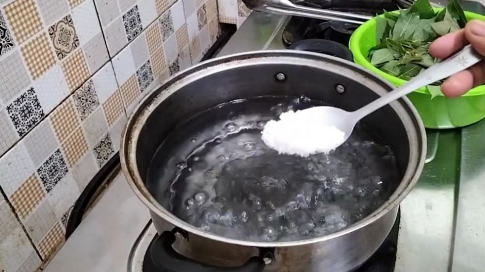Cukup 3 menit, begini trik merebus daun singkong agar empuk dan warnanya hijau meski tanpa baking soda