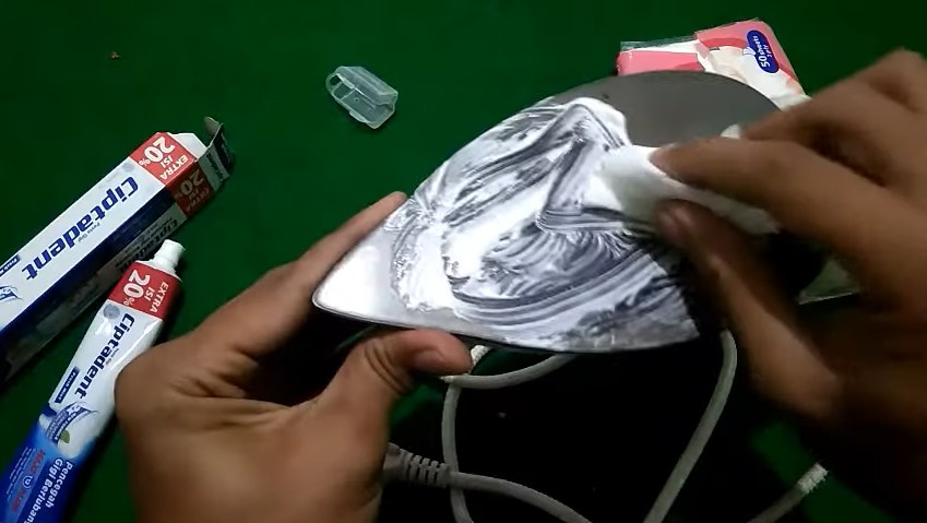 Tak perlu pakai garam, ini cara bersihkan kerak gosong di setrika cuma memanfaatkan 2 bahan sederhana